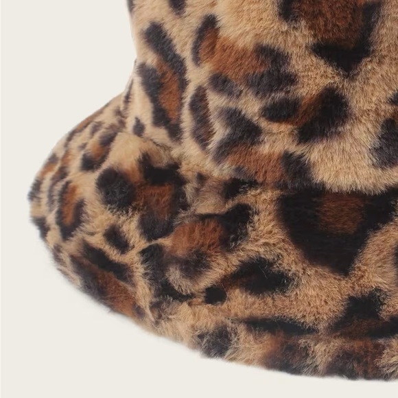 NWOT Plush Fuzzy Warm Leopard Print Faux Fur Bucket Hat - Picture 6 of 7